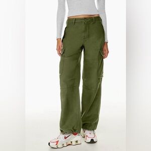 Aritzia TNA Women’s Supply Cargo Pant Size 4 Olive Green spotless new condition